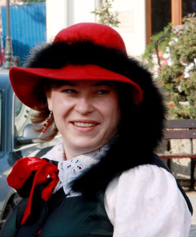 Kobieta w czerwonym kapeluszu.