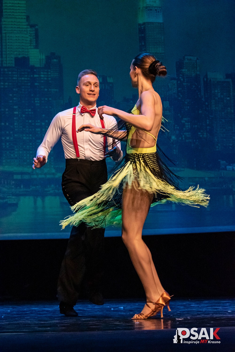 Kobieta i mężczyzna tańczący taniec towarzyski