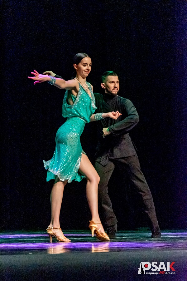 Para tańcząca, kobieta w zielonej sukience, mężczyzna w czarnym stroju