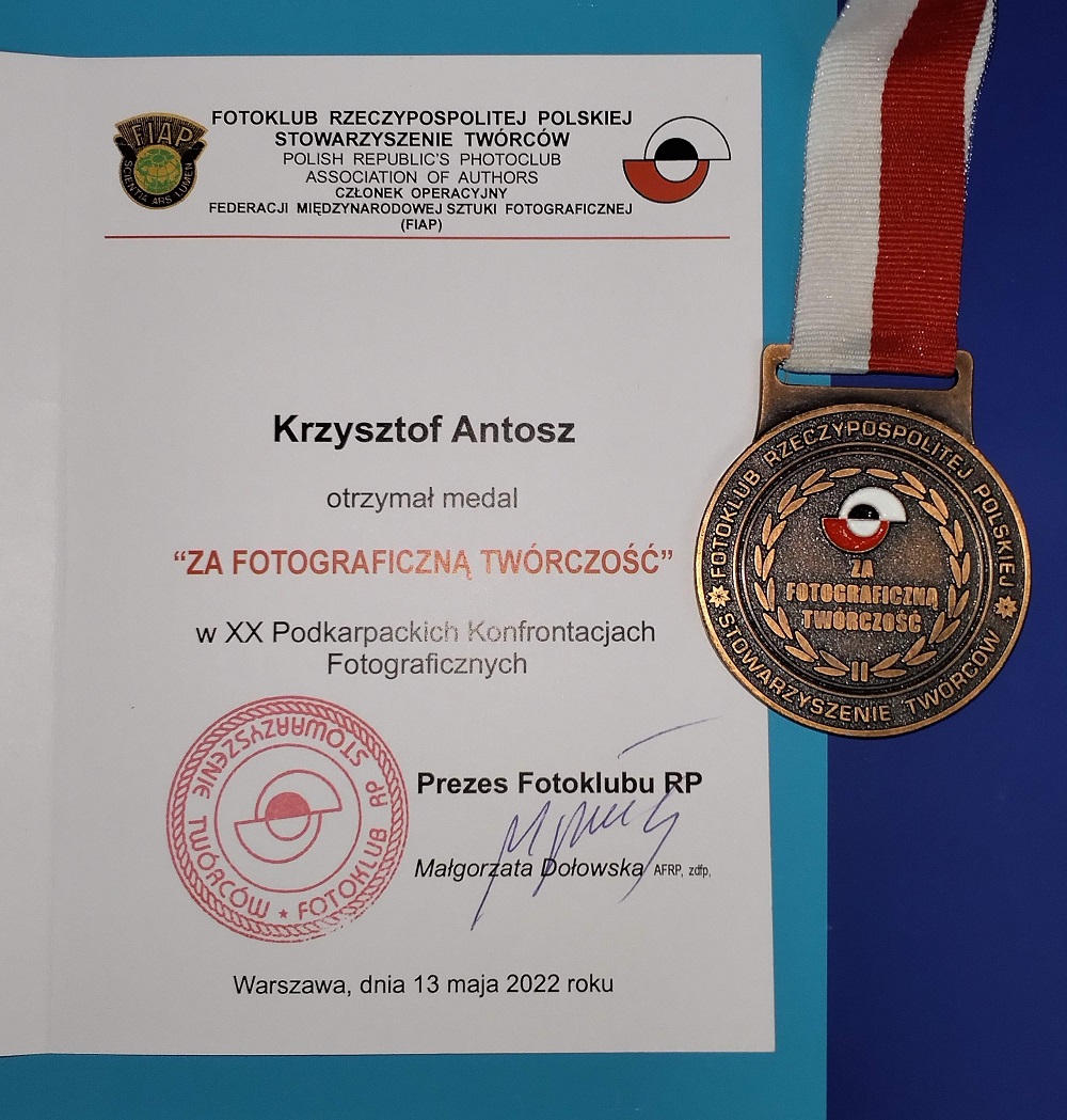 Dyplom oraz medal dla nauczyciela Studium