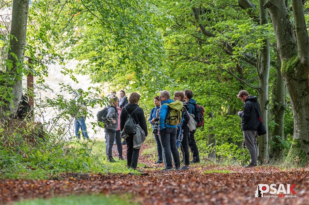 Grupa słuchaczy Studium podczas wędrówki w lesie