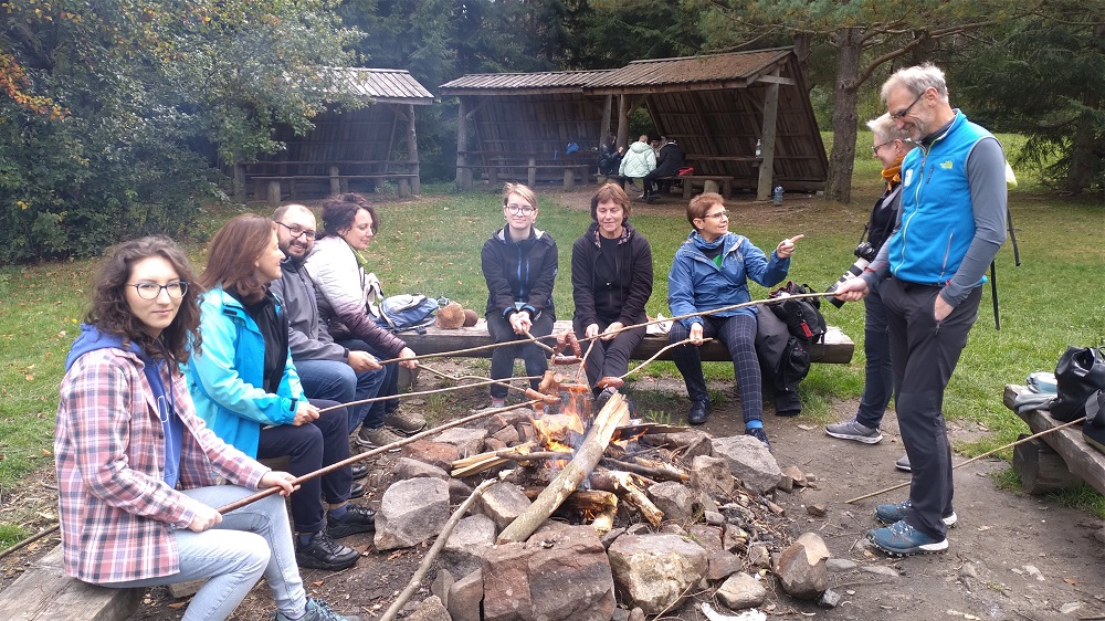 Grupa słuchaczy Studium podczas pieczenia kiełbasek na ognisku
