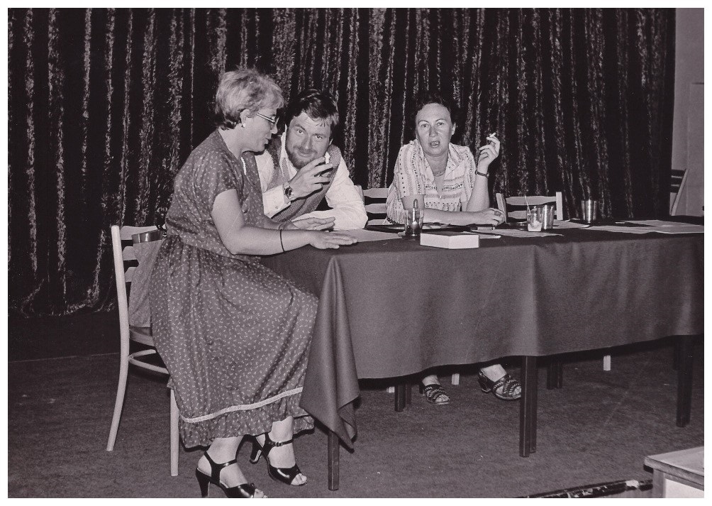 Czarno-białe zdjęcia przedstawiające ludzi siedzących przy stole