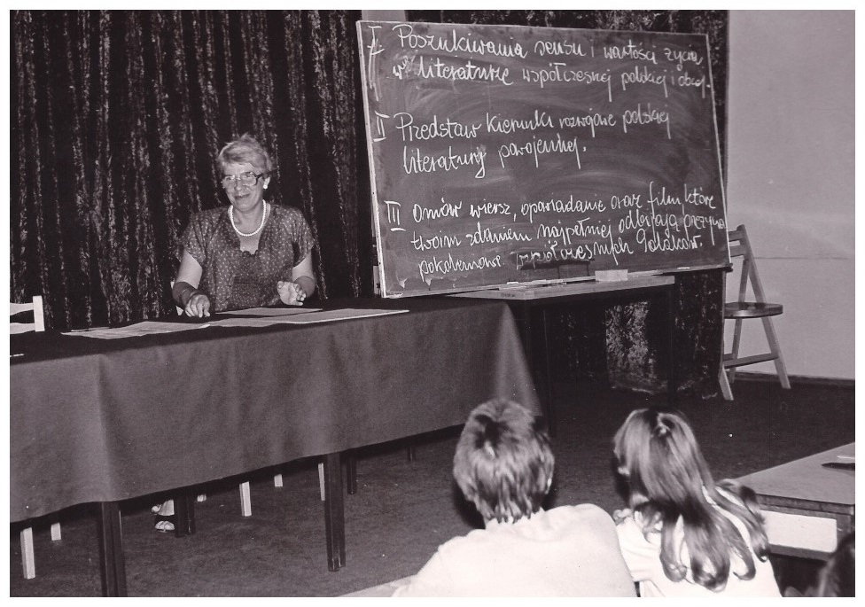 Czarno-białe zdjęcia przedstawiające kobietę siedzącą przy stole, która jest czwartym dyrektorem Studium.
