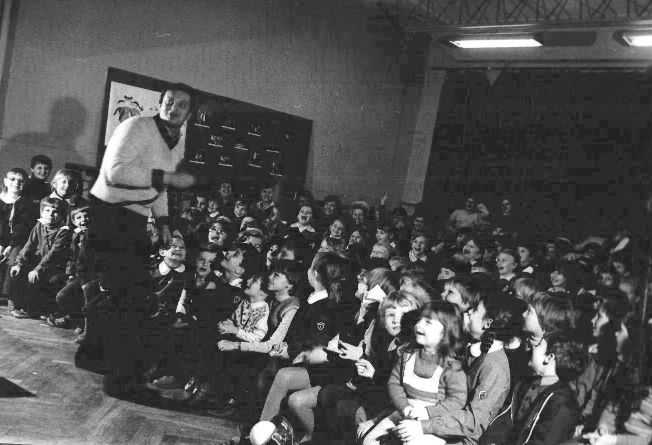 Czarno białe zdjęcia przedstawiające dziecięcą publiczność