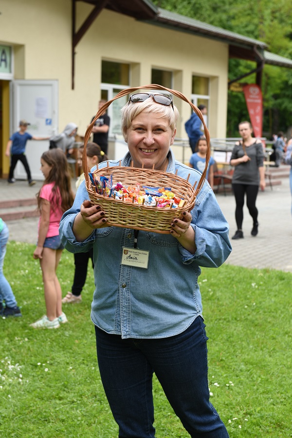 Kobieta trzyma koszyk ze słodyczami