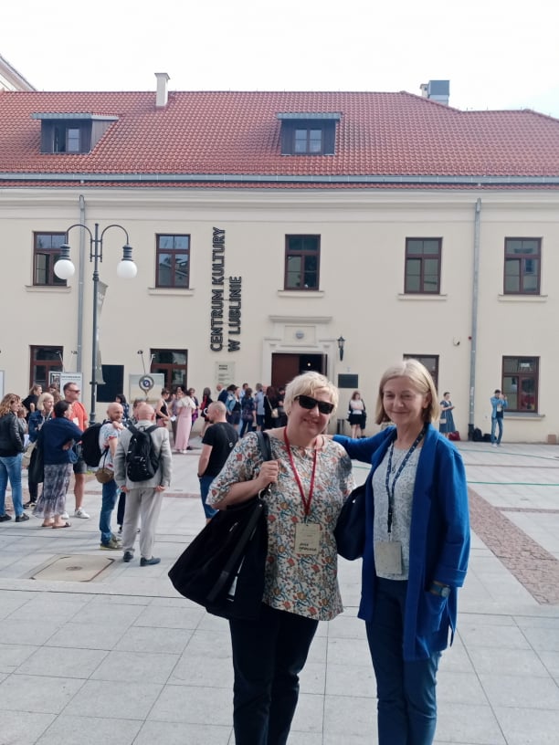 Dwie kobiety stojace przed budynkiem Centrum Kultury
