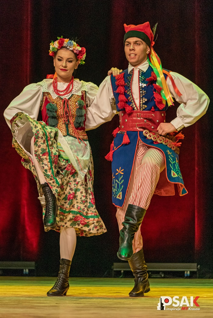 Para taneczna w ludowym stroju krakowskim