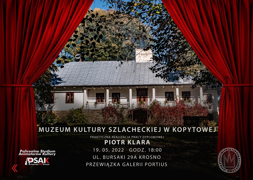 Plakat informujący o wystawie fotograficznej Piotra Klary. Biały budynek i czerwone zasłony.  