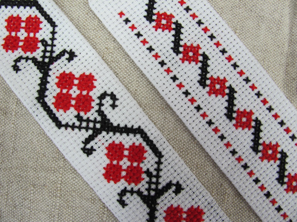 Haft karpacki w kolorach białym, czarnym i czerwonym