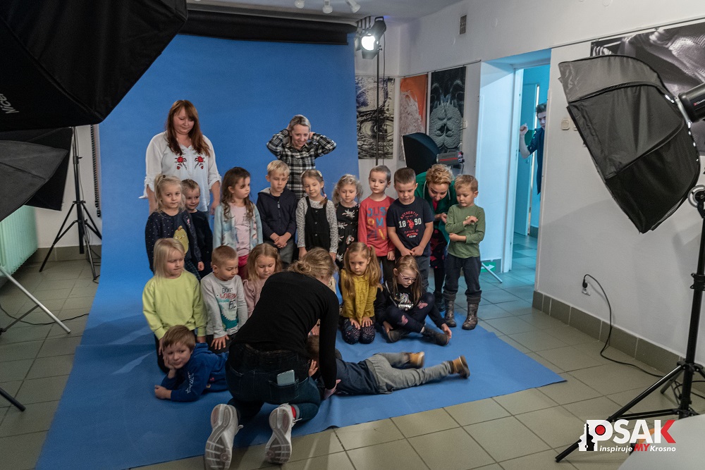 Dzieci stojące na niebieskim tle w atelier fotograficznym