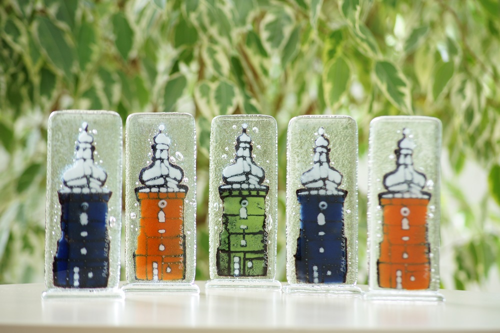 kolorowe szklane statuetki przedstawiające wieżę kościelną